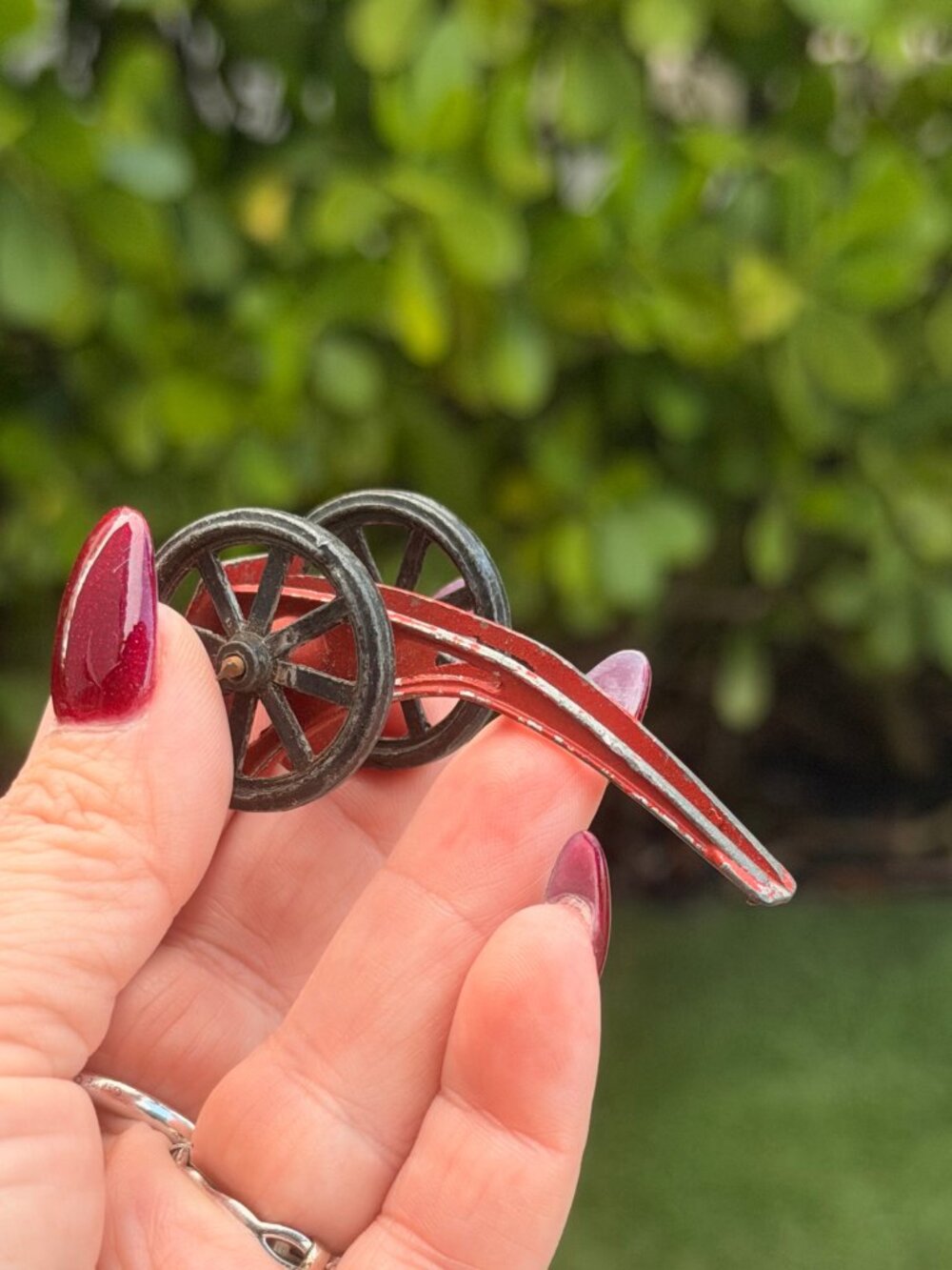 Vintage Diecast Metal Caisson Miniature Toy Artillery Cannon Holder Wartime Red - Picture 6 of 6
